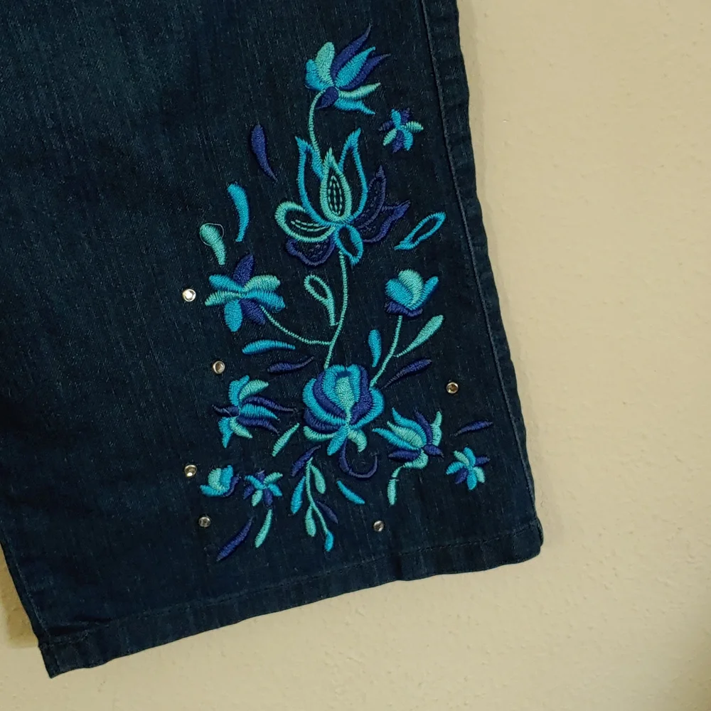 Antthony Originals Women's Size 6 Embroidered, Rhinestone accented Jean Shorts